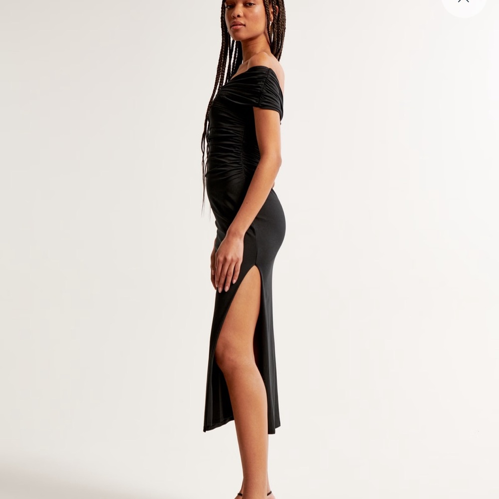 New with tags!
Abercrombie and Fitch Off the Shoulder Knit Midi Dress.